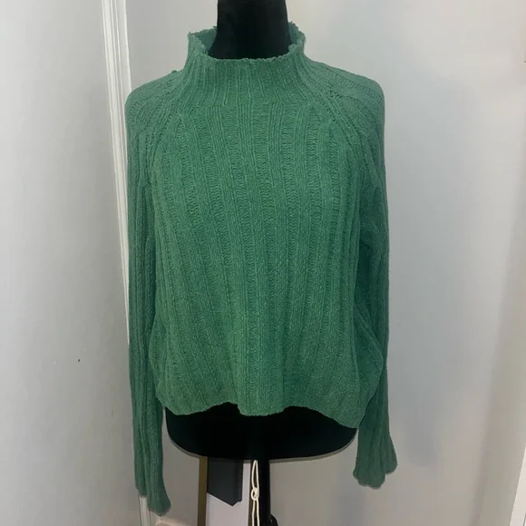 Green Women’s Sweater - Picture 1 of 3